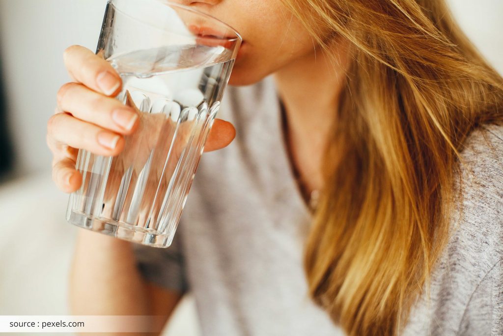 minum air workaholic menjaga kesehatan