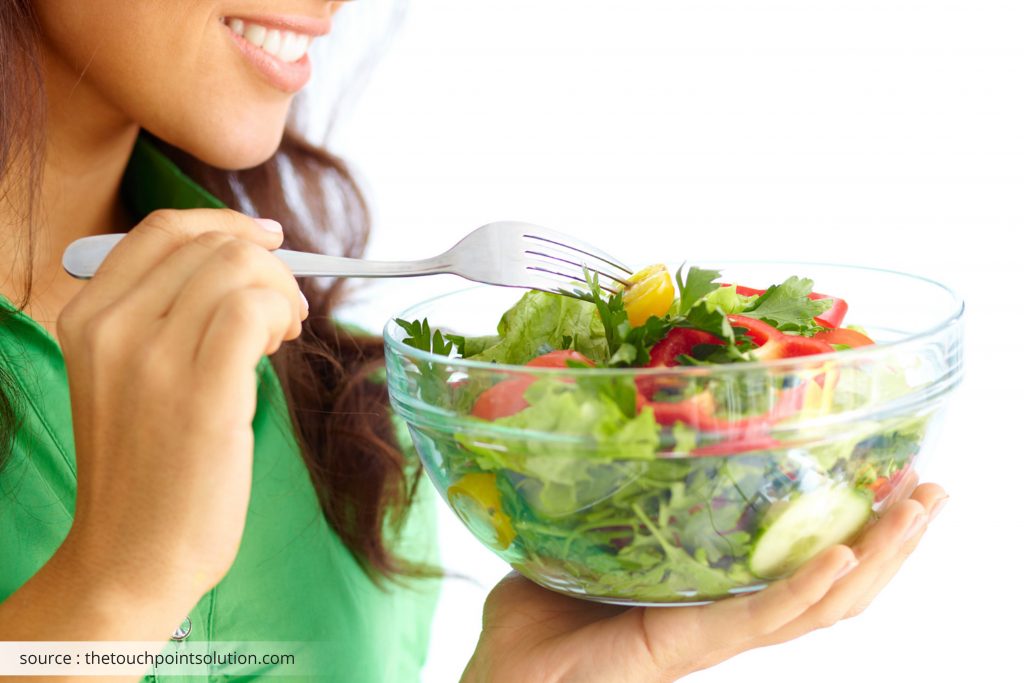 makan sayur salad